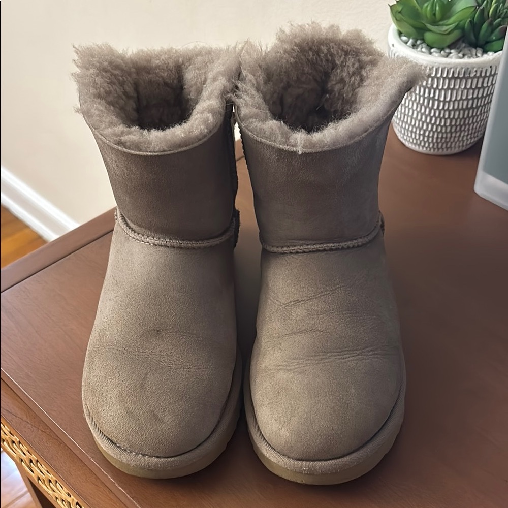 Mini Bailey Bow Ugg Boots women’s size 5